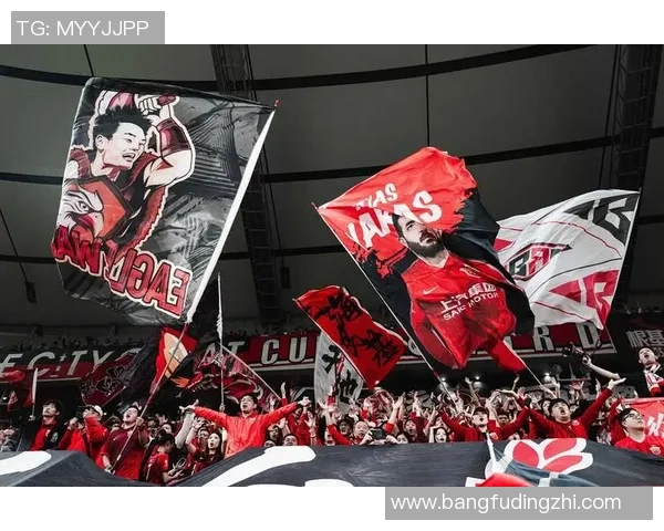 足球明星光芒四射在全球舞台上引领风潮成为无数球迷心中的偶像