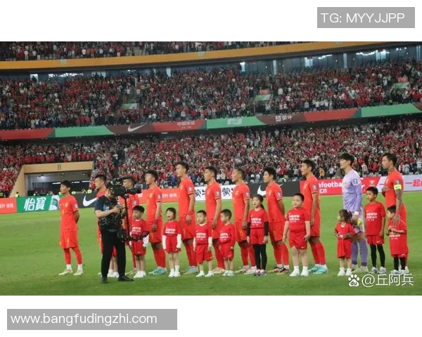 足球明星在比赛中意外撞人引发争议球迷热议事件经过与后果分析